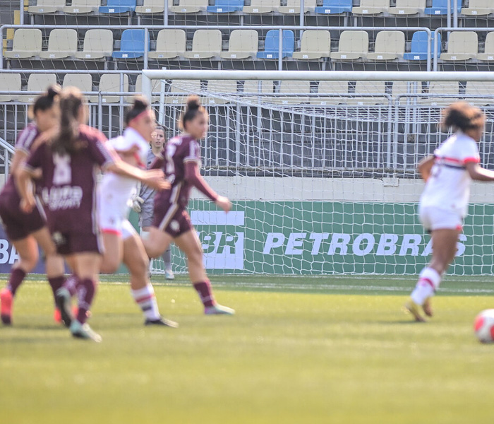 mulheres jogando futebol com placa da Petrobras ao fundo. Foto de Rodrigo Corsi, Ag. Paulistão