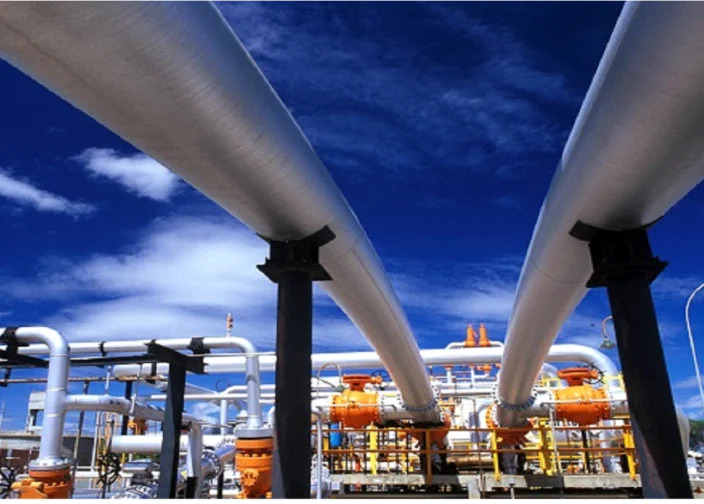 Foto de dutos de escoamento de gás natural em operação da Petrobras.