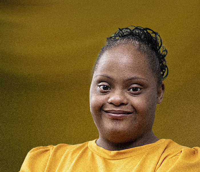 mulher negra sorrindo para camera