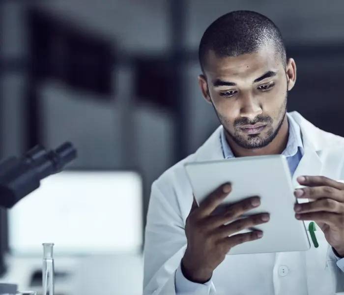 Cientista, homem, analisando um ipad em um laboratório;