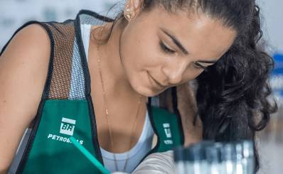 A girl studying for a Petrobras internship program
