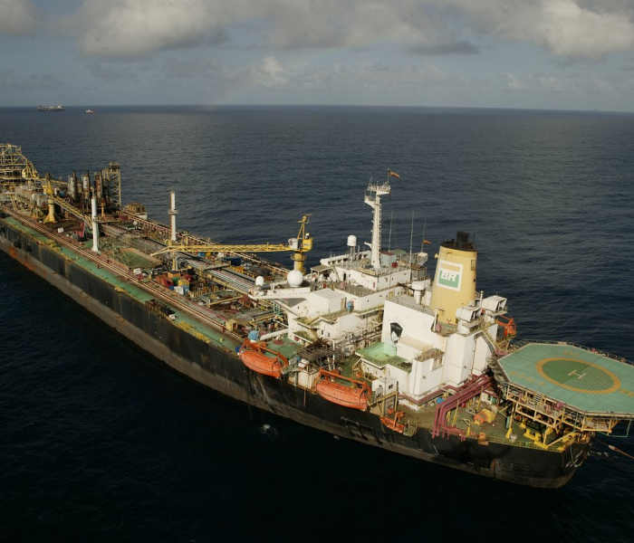 Aerial photograph of a Petrobras offshore platform.