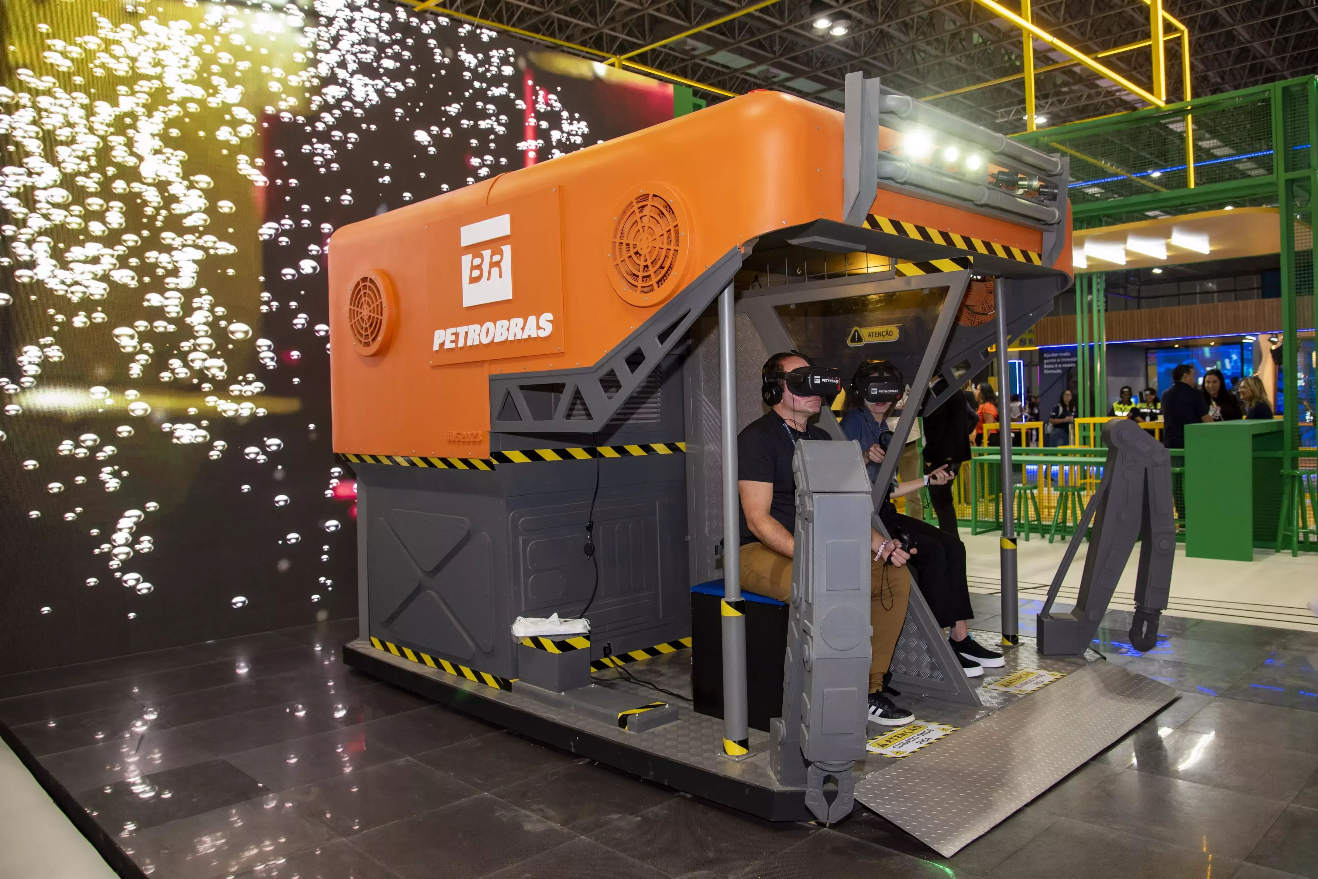 Pessoa utilizando máquina de VR da Petrobras