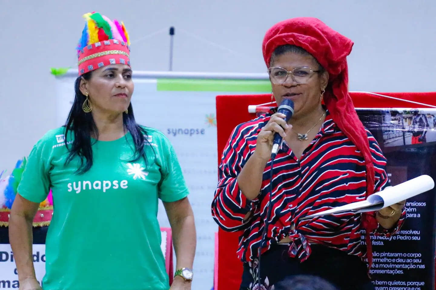 Mulher de turbante explicando sobre o projeto Synapse