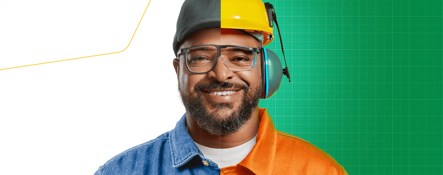 Homem sorridente em montagem dividida: de um lado com roupa casual e do outro com uniforme de segurança, capacete e protetor auricular.