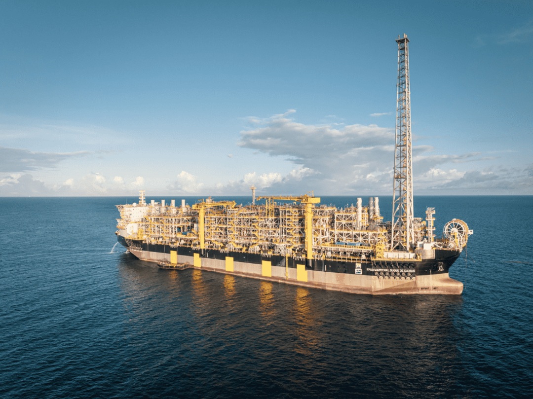 FPSO no mar sob céu claro, com estrutura industrial destacada para operações de produção e armazenamento de petróleo offshore.