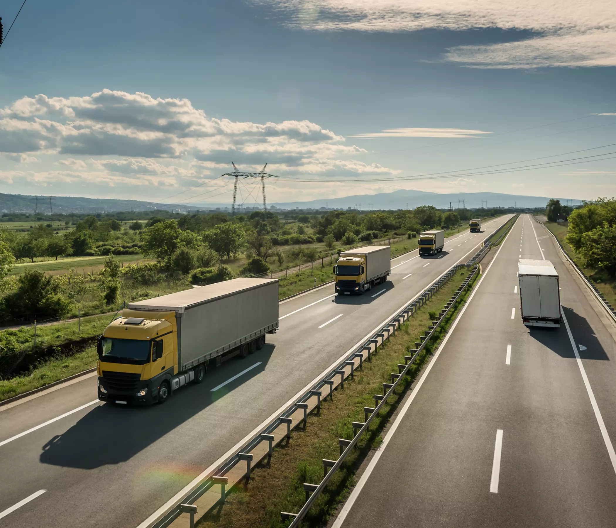 Foto de duas autoestradas paralelas com caminhões, representando o uso do Óleo Diesel Petrobras.