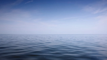 Vista do mar calmo sob céu azul claro.