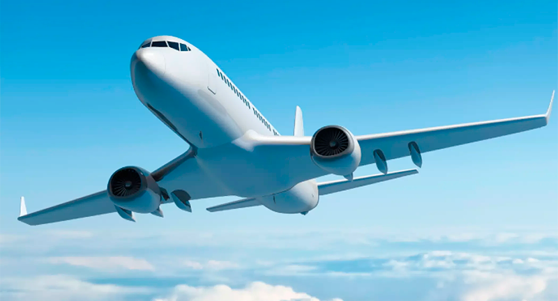 Imagem de um avião em pleno vôo, visto em diagonal.