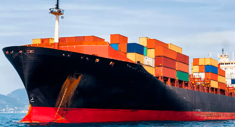 Imagem de um navio cargueiro, visto em diagonal.