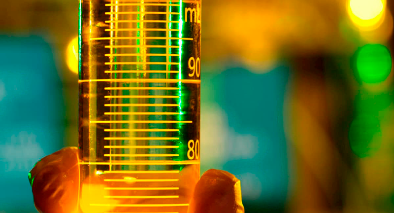 Tubo milimetrado com óleo em contraluz.