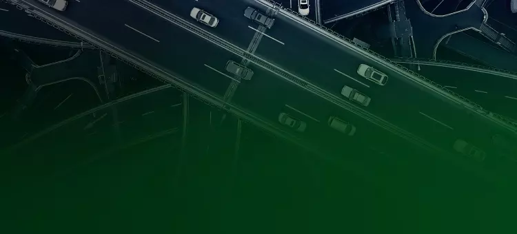 Foto aérea de diversas autoestradas com carros, representando o uso de produtos da Petrobras