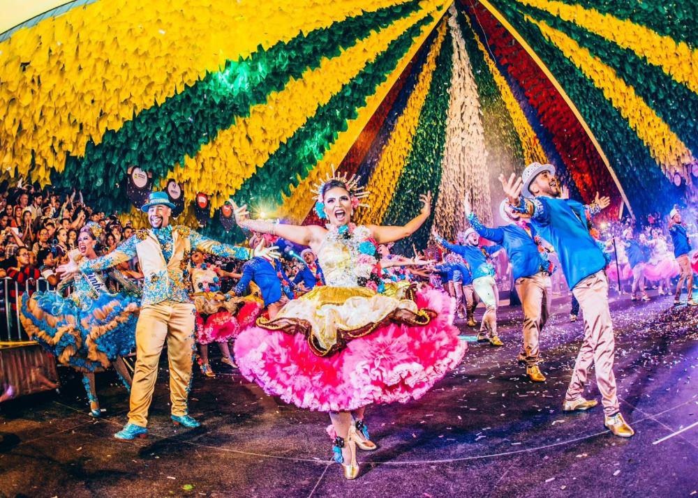Um grupo formado por diversas pessoas dançando em uma festa típica de São João em Campina Grande, Paraíba.